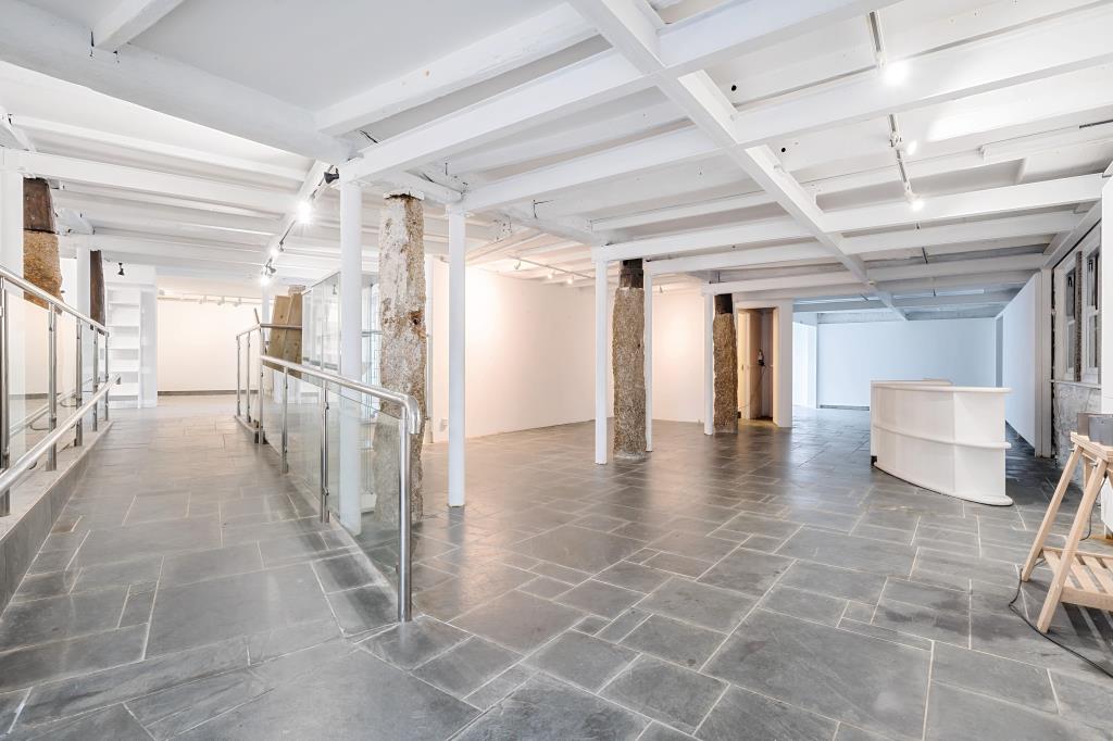 Lot: 34 - GROUND FLOOR PREMISES IN SOUGHT AFTER LOCATION - Internal former gallery space from different angle